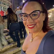 Yuca al mojo para estas navidades 🎄 Ingredientes Yuca fresca o congelada  🍗1 cubito de pollo y sal 1/2 taza aceite olive 🧄5 dientes de ajo 🧅1/2  cebolla 1 Limón 1 cucharada pimientos morrones 1 cucharadita de sal Cilantro