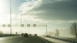 Shots van stadsgracht/singel waarin halfgezonken bootje, op de oever beijzelde bomen; Code Oranje Om Gladheid Door Sneeuw En Ijzel Strooidiensten Massaal De Weg Op Omroep West