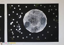 Peindre La Lune Avec Du Papier Aluminium Activite Manuelle Lune Activite Manuelle Espace Activites Bebe