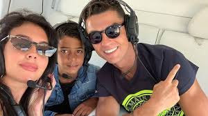 Er wurde in funchal, madeira, portugal, in einer großen familie von jose und maria. Luxus Pur Cristiano Ronaldo Familie Jetten Im Helikopter Promiflash De