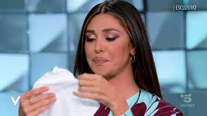 Belen racconta il malore dopo il parto di Luna: "Ho fatto un pasticcio, è  colpa mia"