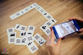 Seleccionar el tipo de código qr a generar direcciones web, sms, texto libre, números del teléfono y datos de contacto para vcards usando las solapas superiores del menú del generador. Las Acciones El Domino De Codigos Qr Gamificacion Codigo Qr Codigos