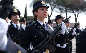 Trasporto pubblico verso accademia aeronautica militare nell'area di pozzuoli. Pozzuoli All Accademia Giuramento Con Le Frecce Tricolori Le Immagini Quicampiflegrei