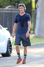 Gone are the floppy hair days, now replaced with a perfect a perfect quiff, rippling abs and arms which cut a fine efron often pairs his skinny jeans with black leather boots or black high top sneakers. Zac Efron Looks Wonderfully Sweaty Jogging For His New Film