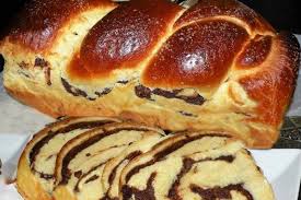 Se fac 2 rulouri care se impletesc. ReÈ›etÄƒ De Cozonac Moldovenesc Cu NucÄƒ È™i Cacao Dessert Recipes Apple Cake Recipes Food