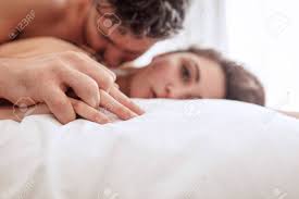 Im gegenteil erfahrungsberichte zeigen dass auch über 80 jährige ihre sexualität spüren und erleben möchten. Mann Und Frau Im Bett Mit Sex Den Schwerpunkt Auf Die Hande Des Paares Lizenzfreie Fotos Bilder Und Stock Fotografie Image 70460232