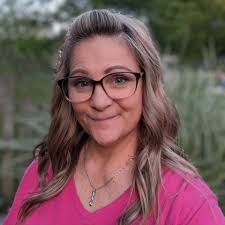 Robyn Gray's Instagram, Twitter & Facebook