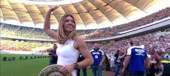 Sunt foarte mândră că sunt româncă. Video Emotionant Halep A Prezentat Trofeul In Fata A Peste 20 000 De Oameni Pe Arena Nationala Simona A Cantat Imnul Sport Ro