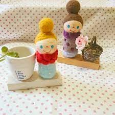 羊毛フェルト人形 横の入れ物に花を飾ってもらったり 判子入れに使ってもらえたら 羊毛フェルト デザイナーズフリーマーケット 人形 フェルト 羊毛フェルト人形 判子入れ 雑貨 手作り ハンドメイド doll japanart art felt girl winter kawaii instapic instag