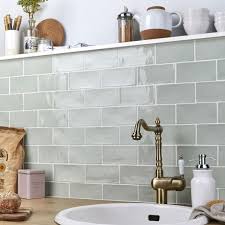 Credence Avec Une Faience Couleur Sauge Avec La Robinetterie Bronze Leroy Merlin En 2020 Idee Deco Salle De Bain Blanche Deco Salle De Bain Credence