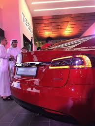 دبي تستقبل أول معرض تيسلا للسيارات في الإمارات