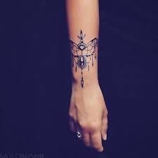 Oct 9 2016 tatouages réalisés par laurelarth tattoo au sein de la boutique t ink 86 tattoo studio à villefranche sur. Best Tattoos Ideas For Women Tatouage Manchette Tatouage Poignet Tatouage