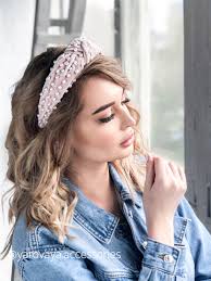 Obodok S Zhemchugom Headbandhairstyles In 2020 Headband Hairstyles Headband Styles Knotted Headband Hairstyle