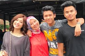 Siapa sebenarnya dini schatzmann kekasih hati janna nick. Luahan Anak Sheila Rusly Kepada Janna Nick Sebagai Teman Tapi Mesra