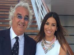 Briatore ha imposto che lei per tre anni dopo la separazione lei non deve farsi vedere sui giornali con un altro uomo sennò deve pagare delle pene salatissime. Elisabetta Gregoraci E Briatore Firmati I Documenti Del Divorzio E Ufficiale