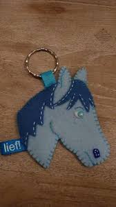 Nu gaat het echt gebeuren. Traktaties Zelf Maken Paarden Sleutelhanger Van Vilt Knutselen Met Vilt Dieren Paard Knutselen Vilt Knutselen