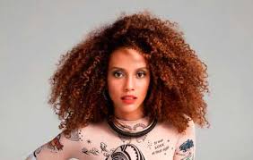 Helena (taís araújo) é uma top model que no auge do sucesso se apaixona por marcos (josé mayer), empresário e pai de luciana (alinne moraes), uma modelo principiante que se opõe ao relacionamento do casal. A Gente Teve Melhorias Diz Tais Araujo 10 Anos Apos Ser 1Âª Negra Protagonista