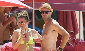 Shearer ha incontrato la sua futura moglie, lainya, mentre giocava per il southampton. Newcastle Legend Shearer Spends Gala Time With Daughter Chloe In Barbados