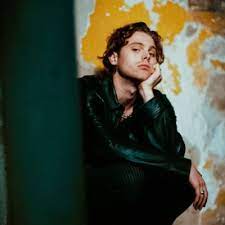 He is an actor, known for riverdale (2017), almost never (2019) and neropatin päiväkirja. Luke Hemmings Luke5sos Twitter