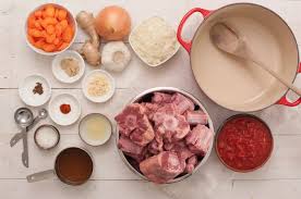 Faites chauffer l'huile dans une cocotte minute puis faites dorer les morceaux de bœuf. Recettes De Queue De BÅuf Qui Seduiront Le Gourmet Le Plus Exigeant