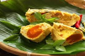 Selain bisa ditemukan dimanapun, kamu juga bisa membuat sendiri di rumah. Menu Makan Hari Ini Pepes Telur Asin Lembut Dan Gurih