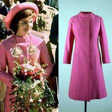 First Lady Jackie Kennedy Arrives In New Delhi India On March 12 1962 Jackie Is Wearing A Brigh Jacqueline Kennedy Style Jackie Kennedy Jackie Kennedy Style