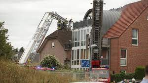 Книга + аудіосупровід das haus an den klippen про привабливу та розумну дівчинку на ім'я валерія. Wesel Ultraleichtflugzeug Sturzt Uber Wohngebiet Ab Mindestens Drei Tote Stern De