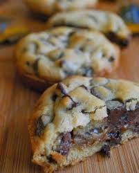Deep Dish Caramel Stuffed Chocolate Chip Cookies It S Deliciously Indulgent And The Perfect Recipe For Any Party Avec Images Nourriture Cookies Fourres Recette Entremet