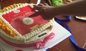 Maybe you would like to learn more about one of these? Lucu Deh Kue Ulang Tahun Ini Bisa Keluar Uang Saat Ditekan Winnetnews Com