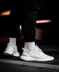 The ultraboost from adidas is one of the most fashionable and cushioned running shoes you'll find. Adidas Ultraboost Sneakers Mode Vintage Sneakers Manner Turnschuhe