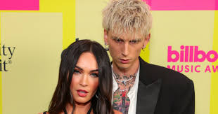 Mereka berani memamerkan kemesraan saat berpose di red carpet dalam acara yang berlangsung di microsoft theater, los angeles. Megan Fox Pokes Fun At Her And Machine Gun Kelly S Eye Popping Looks Ahead Of Billboard Music Awards
