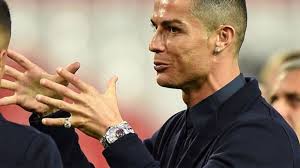 Photo de cristiano ronaldo : Cristiano Ronaldo Protzt Mit Uhr Fur 1 6 Millionen Euro