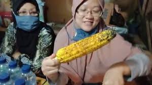 Pendarahan pada beberapa minggu sebelum memasuki usia persalinan harus segera melakukan tindakan medis sehingga tidak membahayakan janin dan kesehatan ibu. Ibu Hamil Makan Jagung Bakar Ketan Bakar Di Lembang Bandung Let S Go Habissskaaannn Youtube