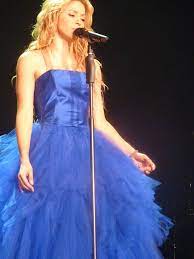 Shakira blue dress háttérkép a shakira kategóriában. The Sun Comes Out World Tour Wikiwand