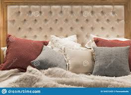 Une tête de lit en bois de palette qui prend place tout au long du mur. Lit Cosy Avec Tete De Lit En Cuir Pique Dans Un Cadre En Bois Aux Couleurs Beige Et Marron Et Oreillers Pastel Image Stock Image Du Conception Beige 164212433