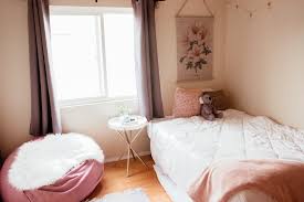 There are a lot of ideas and concepts present on the internet of how to make things for college apartment decorating ideas on a budget. Affordable College Apartment Bedroom Decor Ideas