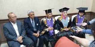 Berrtugas sebagai petugas guru penyayang. Guru Besar Diharapkan Jadi Benteng Kewibawaan Dan Kualitas Akademik Halaman All Kompas Com