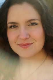 Esteli Gomez (Soprano)