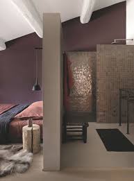 Une Autre Chambre Jour Sur Les Tons De Prune Et De Rouge Avec Une Peinture Auber Bedroom Design Home Home Decor