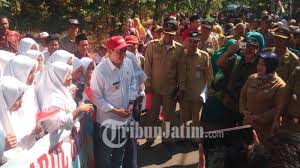 Adapun pemeriksaan terhadap bupati nganjuk, novi rahman hidayat masih berlangsung hingga. Rumah Penerima Pkh Dilabeli Keluarga Miskin Bupati Nganjuk Yang Menolak Mundur Sebagai Penerima Tribun Jatim