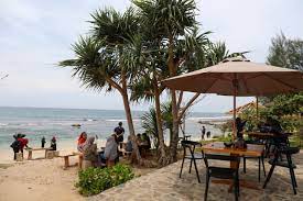 Dari jalan aspal yang memisahkan lampuuk tebing dan pantai momong, melintasi jalanan setapak dan menanjak yang sempit lagi curam. Sekeping Surga Di Pantai Momong Aceh Besar Kumparan Com