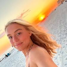 Rachel Jeffries's Instagram, Twitter & Facebook