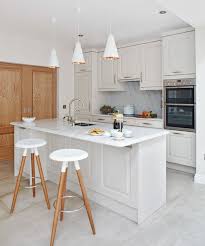 Las cocinas con islas permiten cocinar de cara a los comensales, una manera perfecta de generar un clima de diálogo y islas de cocina: 1001 Ideas De Decoracion De Cocinas Pequenas Con Isla