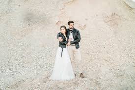 Unser ziel ist es, vor allem preisgünstige brautkleider anzubieten, so dass man bei uns zu erschwinglichen preisen ein maßgefertigtes brautkleid erhält. Lederjacken Auf Der Hochzeit Klar Jeansjacken Lederjacken Ponchos 3