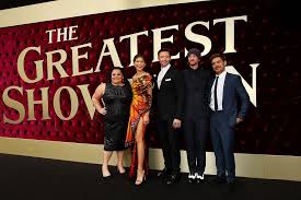 The film is directed by michael gracey and written by jenny bicks, and bill condon. Mit Peitsche Hut Was Machen Hugh Jackman Zac Efron Da Promiflash De