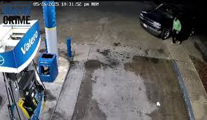 29-YEAR-OLD MAN FATALLY HIT BY VEHICLE AFTER RUNNING OUT OF GAS‼️ 👉FORT  WORTH, Texas - On the evening of May 26, a 29-year-old male, after running  out of fuel, was fatally struck
