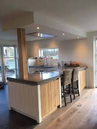 keuken met greeploze eikenhouten fronten en wit met de hand geschilderde zijkanten en poten blad is van 8 cm composi keuken interieur keuken moderne keukens