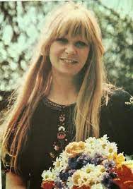 A eterna rainha do rock, rita lee canta essa música que é um vendadeiro hino de uma geração. Rita Lee A Rainha Do Rock Decada De 60 Rainha Do Rock Rock Poster Rita Lee Mutantes