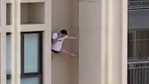 Video Man Falls To Death Climbing Down High Rise Building Daily Mail Online