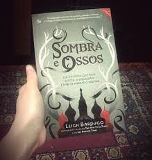 Para encontrar uma solução temos pessoas dotadas de habilidades especiais, os grishas, que são o foco dessa trilogia (sombra e ossos; Alina